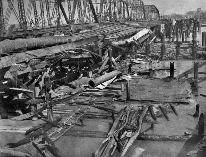 焼け落ちた永代橋の軌道橋